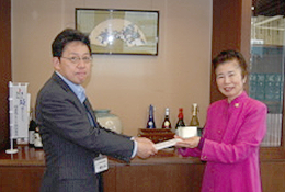 県人会連合会から福島県東京事務所へ、東日本大震災義援金を贈呈しました